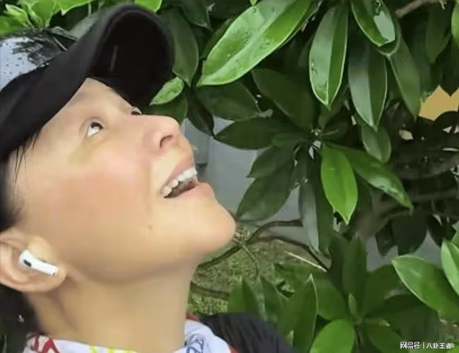 梁朝偉真是餓了!58歲劉嘉玲戶外跑步,全素顏眼歪嘴斜變老大媽