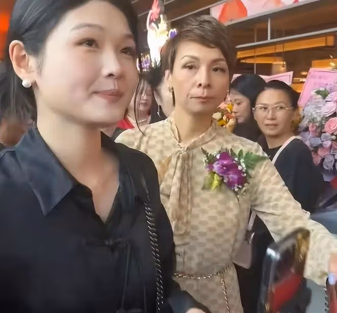 中S去麻六記開業現場蹭流量，被趕走太難堪，張蘭讓她別去添堵!