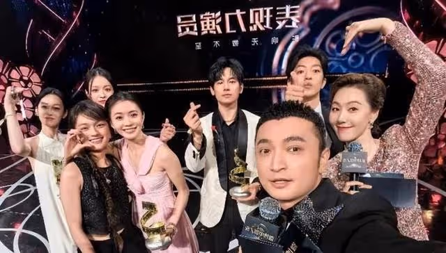 王冠:婚事近了一大步,借和小尼一起在滬合作之際官宣老公李大叔