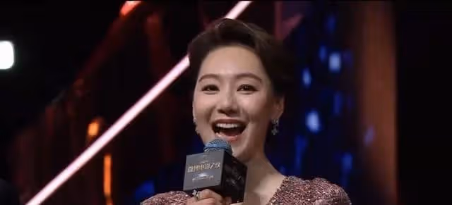 王冠:婚事近了一大步,借和小尼一起在滬合作之際官宣老公李大叔