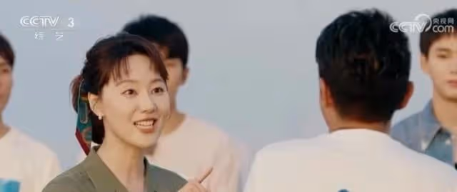 王冠:婚事近了一大步,借和小尼一起在滬合作之際官宣老公李大叔