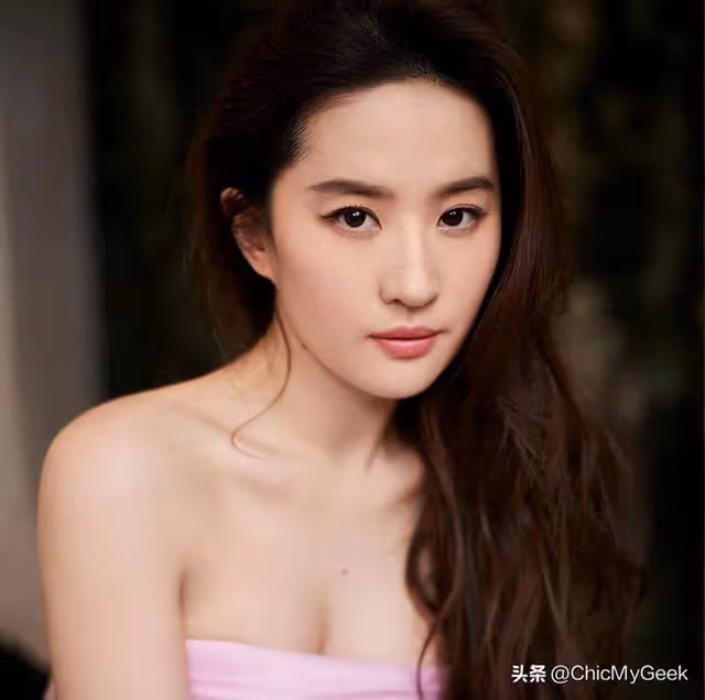 一部劇她既演女大生又演孩子媽,依然美慘!