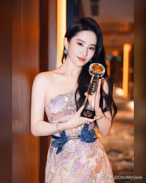 一部劇她既演女大生又演孩子媽,依然美慘!