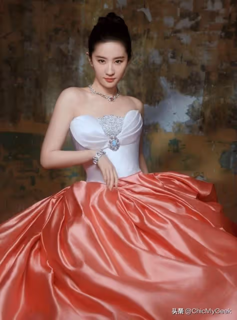 一部劇她既演女大生又演孩子媽,依然美慘!