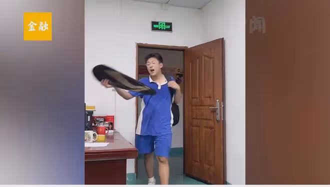 媽媽曬兒子13歲和14歲的樣子,時隔一年變化大,網友:讓他變回去