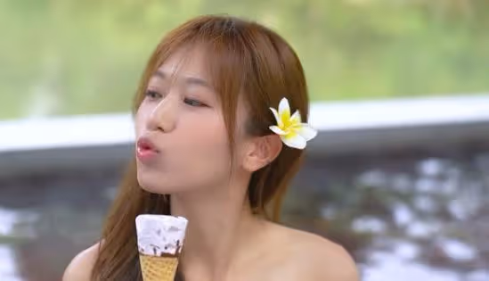 港星穿泳裝大曬曼妙身材!雖已50歲,不輸同場三個新晉小花