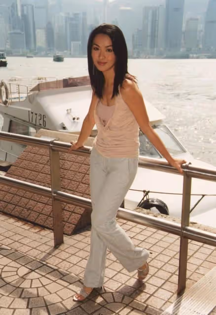 港星穿泳裝大曬曼妙身材!雖已50歲,不輸同場三個新晉小花