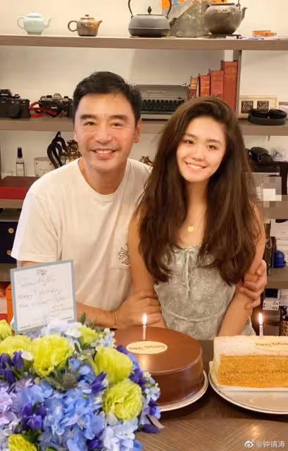 港星19歲女兒正式出道!轉眼變大美女!兩岸三地群星為她助威