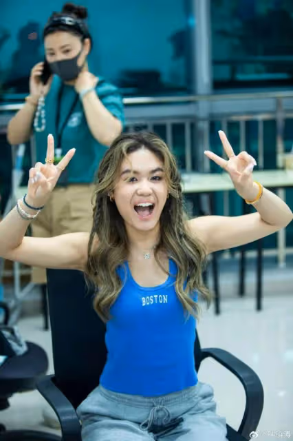 港星19歲女兒正式出道!轉眼變大美女!兩岸三地群星為她助威