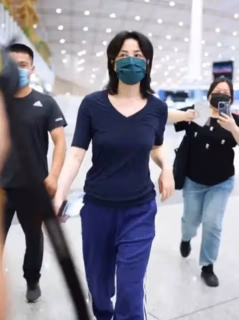 王菲機場偶遇王一博粉絲,關心後輩行程,展現溫馨前輩風範