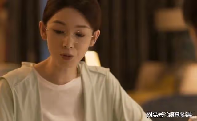 結局黃振華離婚入贅,與白曉荷生下雙胞胎,蘇更生送300萬滿月禮