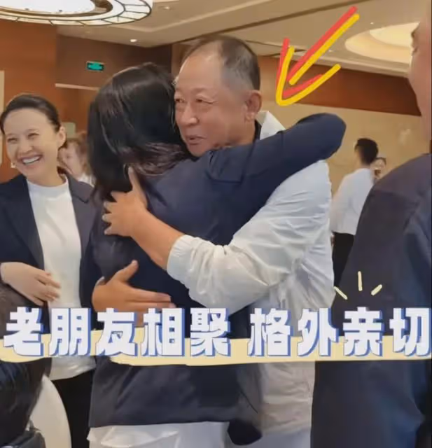 57歲王志文罕見露面!身體發福,頭髮掉謝頂,與女友人擁抱樂開花