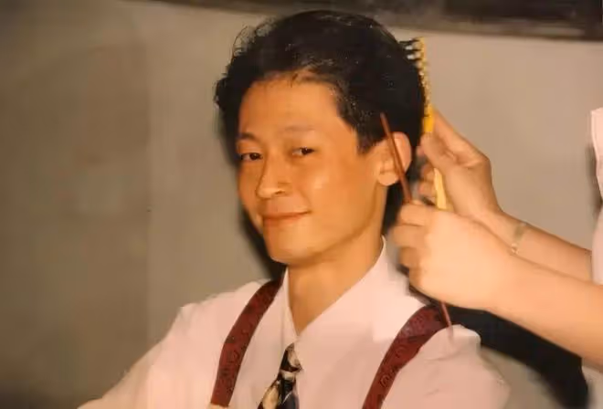 57歲王志文罕見露面!身體發福,頭髮掉謝頂,與女友人擁抱樂開花