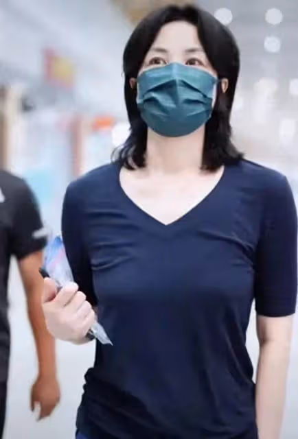 王菲凌晨一點現身北京機場,55歲很瘦不高冷,粉絲不多被嘲過氣!