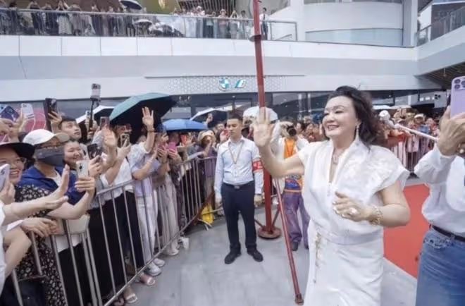 大S模仿者中S現身麻六記開業現場,被張蘭驅趕,回應稱當時很無助