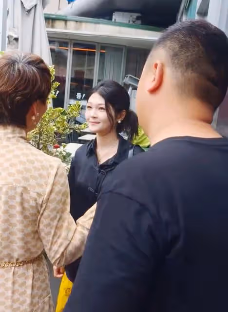 大S模仿者中S現身麻六記開業現場,被張蘭驅趕,回應稱當時很無助