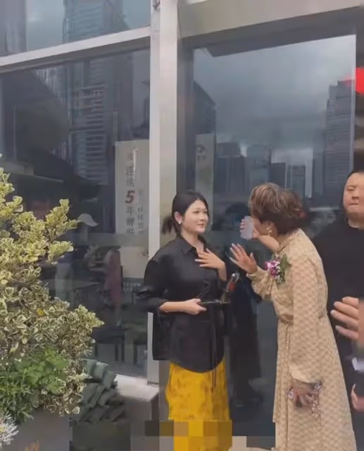 大S模仿者去深圳麻六記,被工作人員拒絕入內,滿臉尷尬打道回府