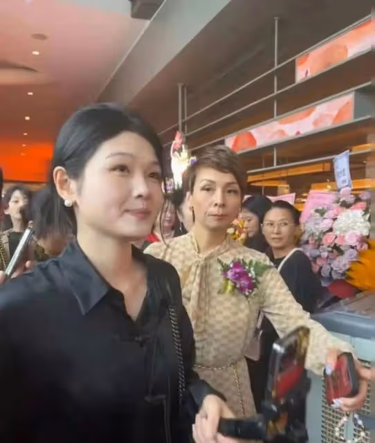 大S模仿者去深圳麻六記,被工作人員拒絕入內,滿臉尷尬打道回府