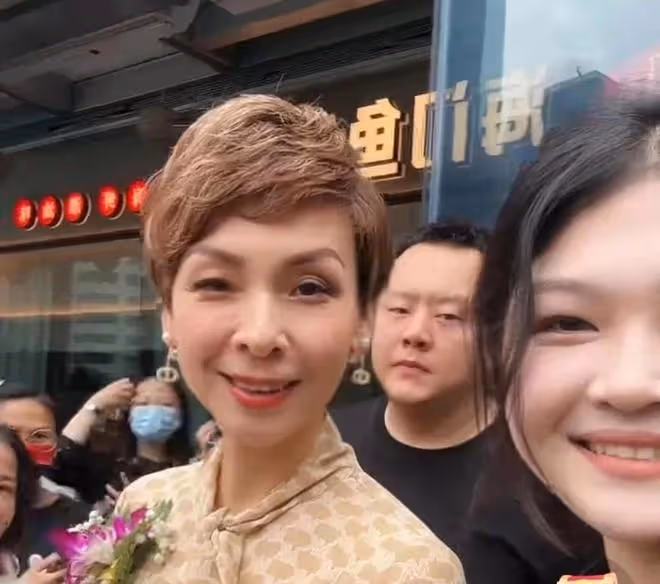 大S模仿者去深圳麻六記,被工作人員拒絕入內,滿臉尷尬打道回府