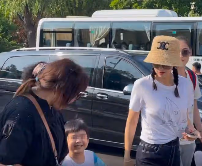 章子怡攜子現身阿那亞,兒子牽著媽媽不撒手超依賴,露正臉像舅舅