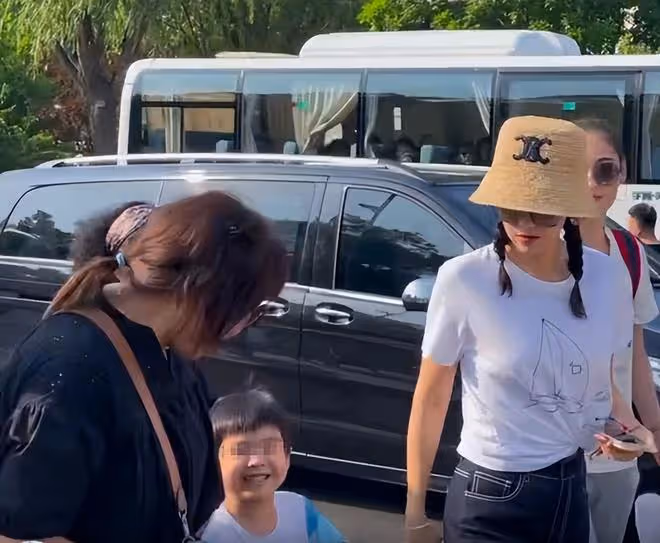 章子怡攜子現身阿那亞,兒子牽著媽媽不撒手超依賴,露正臉像舅舅
