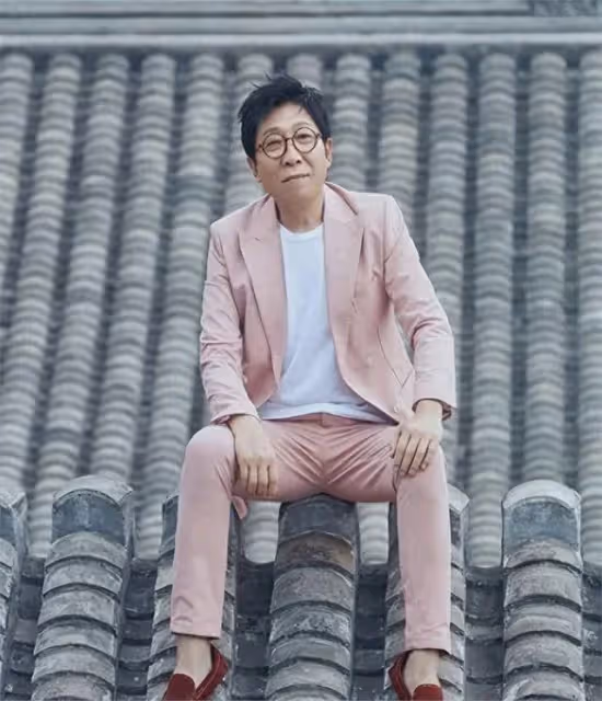 他是國家一級演員,拍戲賺的錢都交給妻子,漂亮女兒卻是他的心病