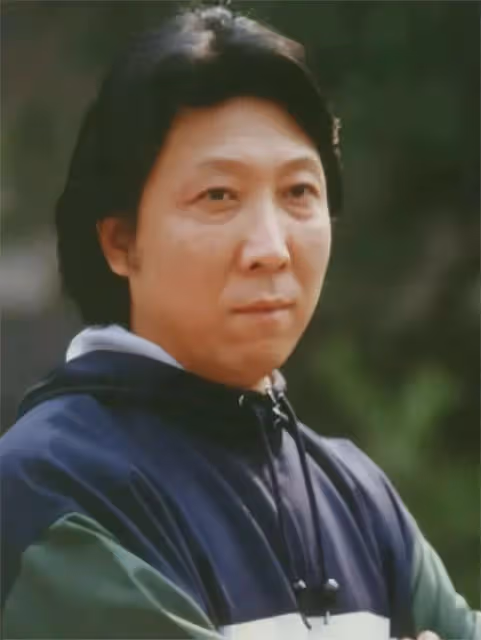 他是國家一級演員,拍戲賺的錢都交給妻子,漂亮女兒卻是他的心病