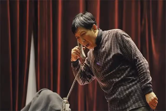 他是國家一級演員,拍戲賺的錢都交給妻子,漂亮女兒卻是他的心病