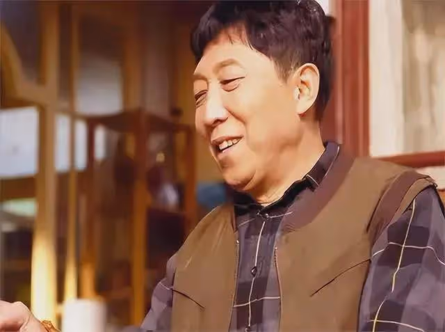他是國家一級演員,拍戲賺的錢都交給妻子,漂亮女兒卻是他的心病