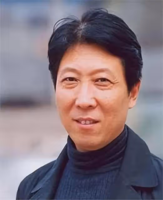 他是國家一級演員,拍戲賺的錢都交給妻子,漂亮女兒卻是他的心病