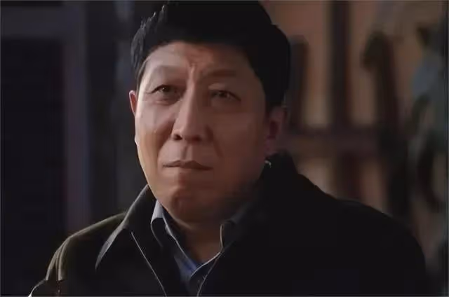 他是國家一級演員,拍戲賺的錢都交給妻子,漂亮女兒卻是他的心病