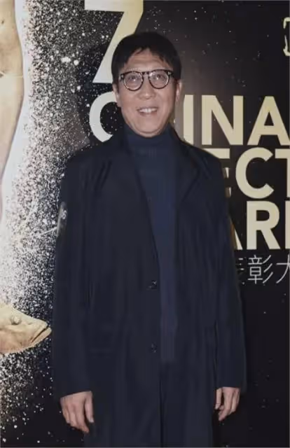他是國家一級演員,拍戲賺的錢都交給妻子,漂亮女兒卻是他的心病