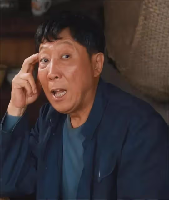 他是國家一級演員,拍戲賺的錢都交給妻子,漂亮女兒卻是他的心病