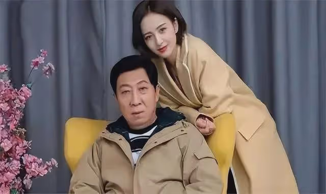 他是國家一級演員,拍戲賺的錢都交給妻子,漂亮女兒卻是他的心病