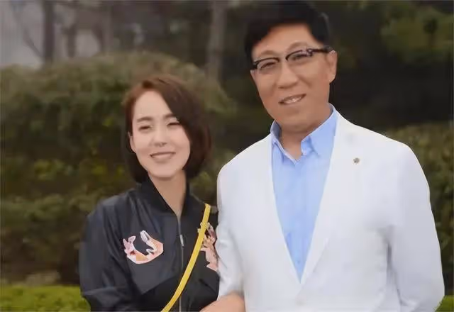 他是國家一級演員,拍戲賺的錢都交給妻子,漂亮女兒卻是他的心病