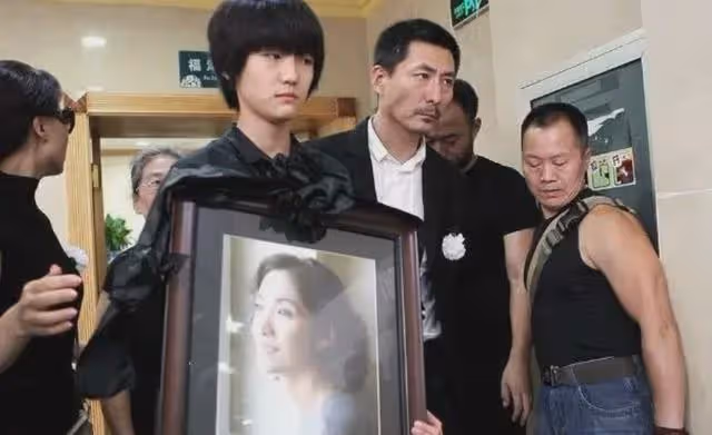 演員李婷,患病9年去世,離婚前夫帶女兒再婚,弟弟做法令人心寒