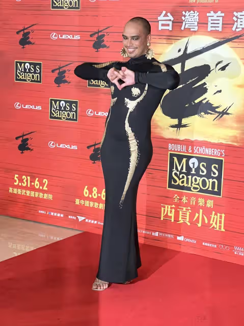 《西貢小姐》變裝皇后拜月老求「熱情台灣男孩」　學中文嗨喊：台北尖叫