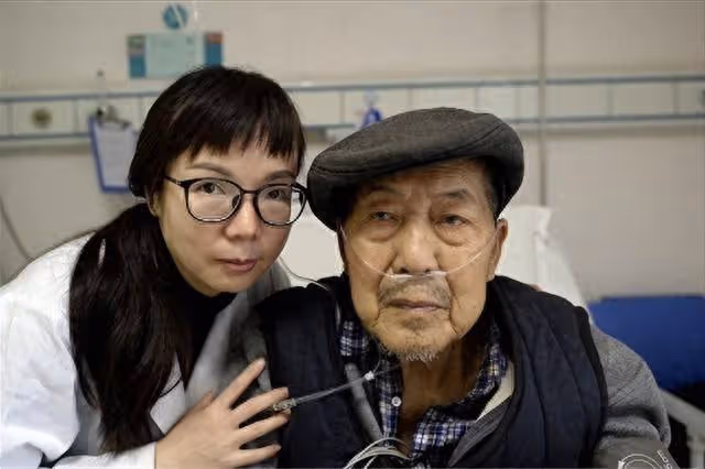 回顧：17年84歲癌晚期重慶老漢，遺產全送主治醫生，親屬表示理解