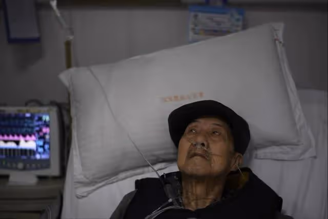 回顧：17年84歲癌晚期重慶老漢，遺產全送主治醫生，親屬表示理解
