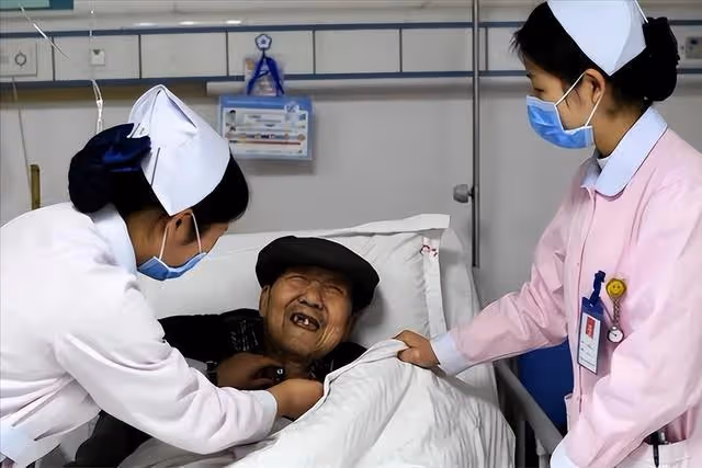 回顧:17年84歲癌晚期重慶老漢,遺產全送主治醫生,親屬表示理解