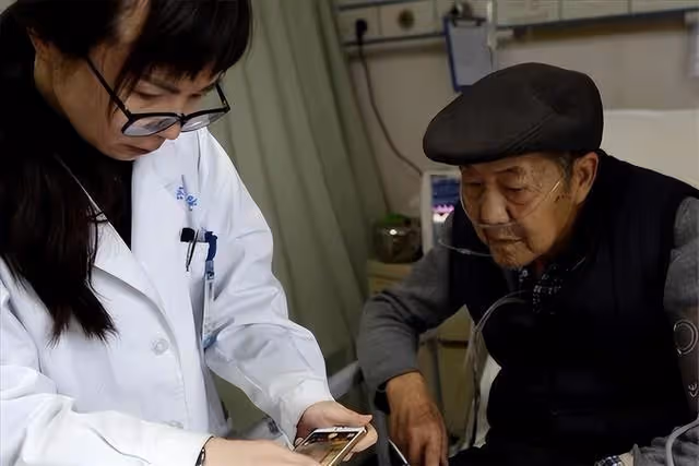 回顧:17年84歲癌晚期重慶老漢,遺產全送主治醫生,親屬表示理解