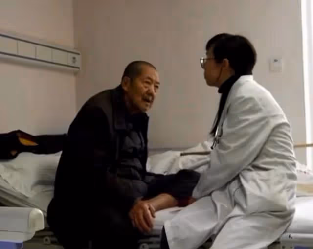 回顧:17年84歲癌晚期重慶老漢,遺產全送主治醫生,親屬表示理解