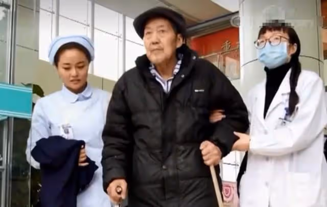 回顧:17年84歲癌晚期重慶老漢,遺產全送主治醫生,親屬表示理解