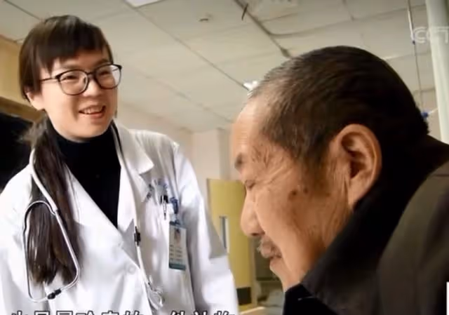 回顧:17年84歲癌晚期重慶老漢,遺產全送主治醫生,親屬表示理解
