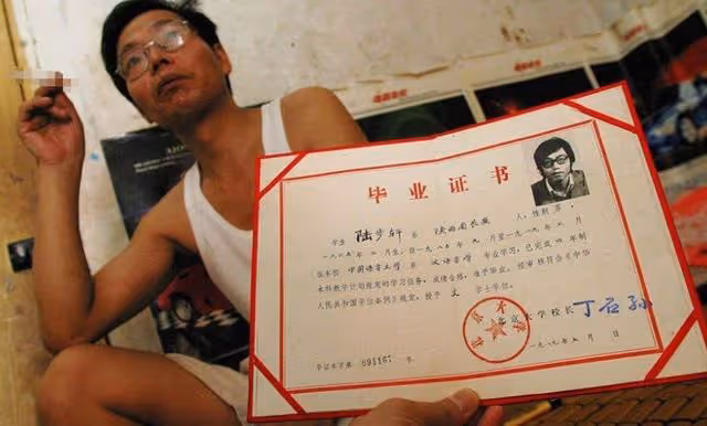 回顧：1980年農村娃考上北大全村湊車費，38年後每戶獲贈一套別墅