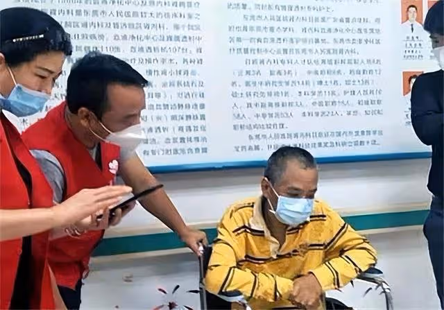 回顧：大學生因學費不足，在外流浪16年，回家後發現母親早已瘋癲