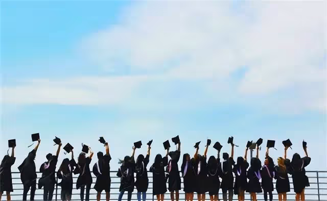 回顧:大學生因學費不足,在外流浪16年,回家後發現母親早已瘋癲
