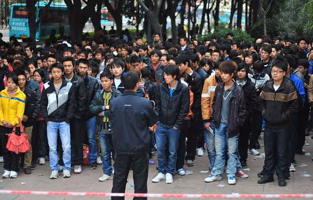 回顧:大學生因學費不足,在外流浪16年,回家後發現母親早已瘋癲
