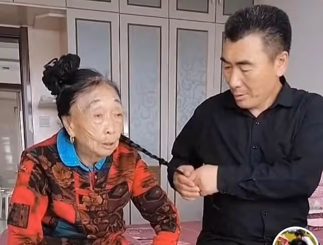 回顧:27歲小伙娶59歲女友,不惜與父母斷絕關係,如今卻敗給現實