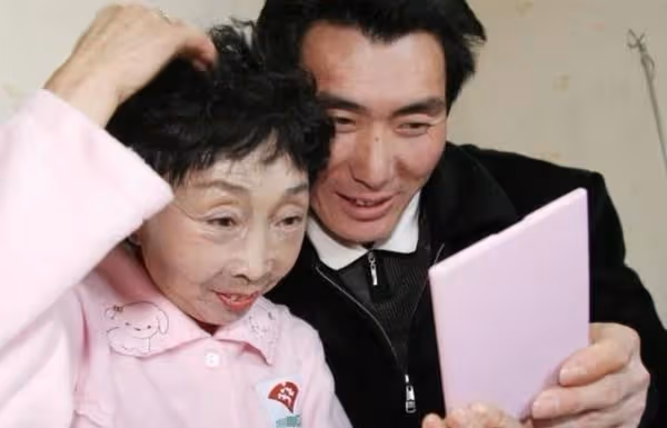 回顧:27歲小伙娶59歲女友,不惜與父母斷絕關係,如今卻敗給現實